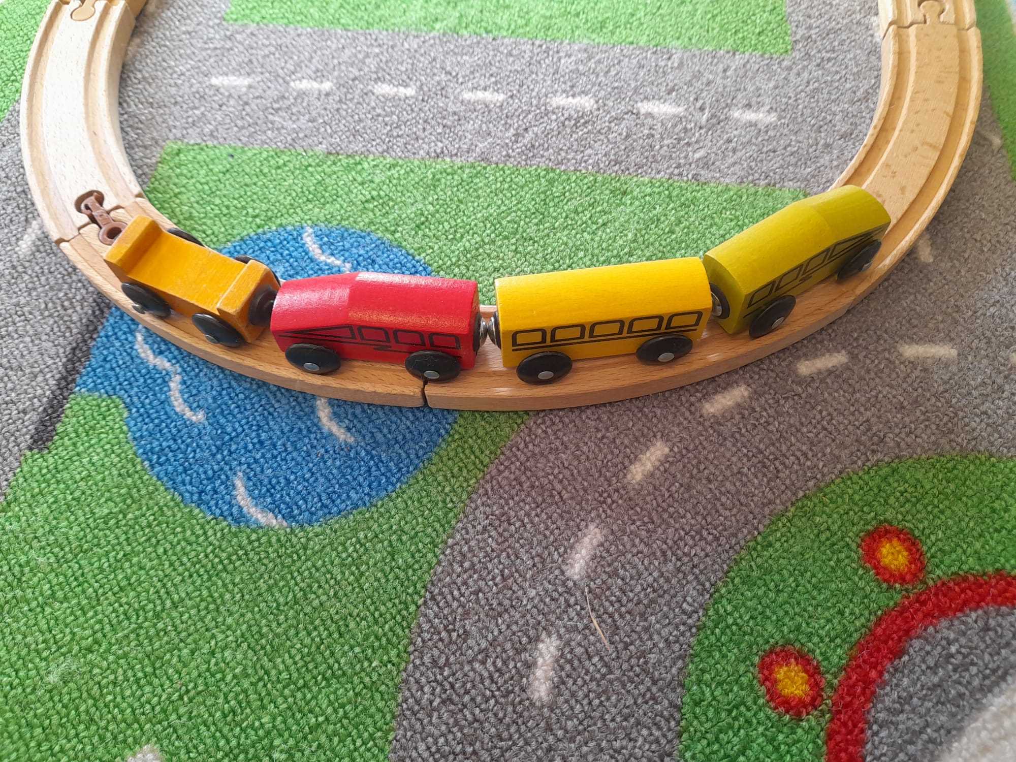 Leikkijunia puisella junaradalla automaton päällä.