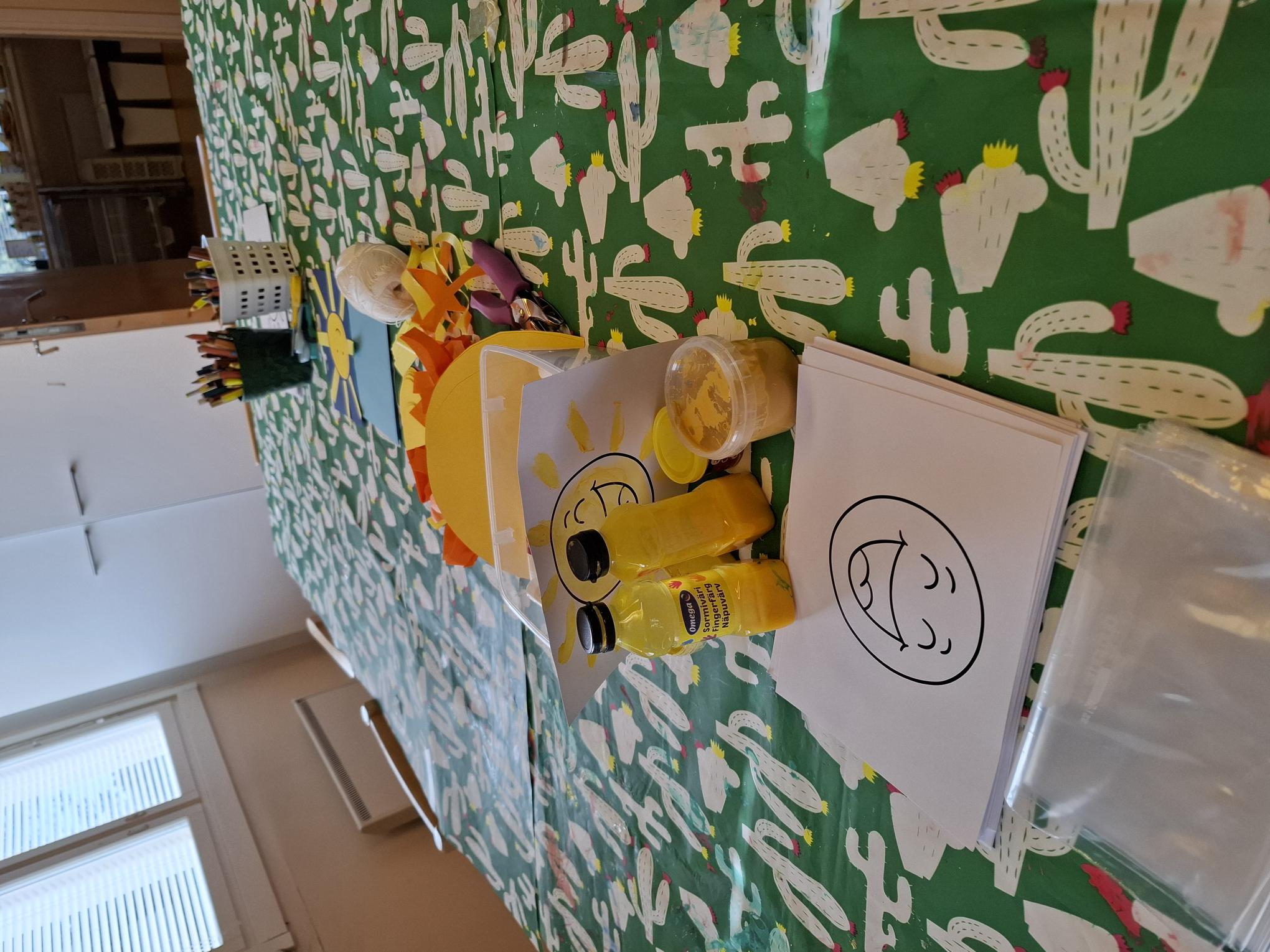 askartelutarvikkeita pöydällä