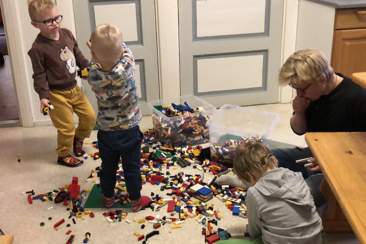 Pojat rakentelevat legoilla päiväkerhossa.