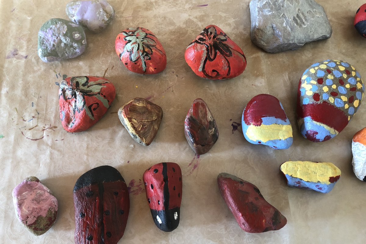 Perhekerhossa maalattuja kiviä.