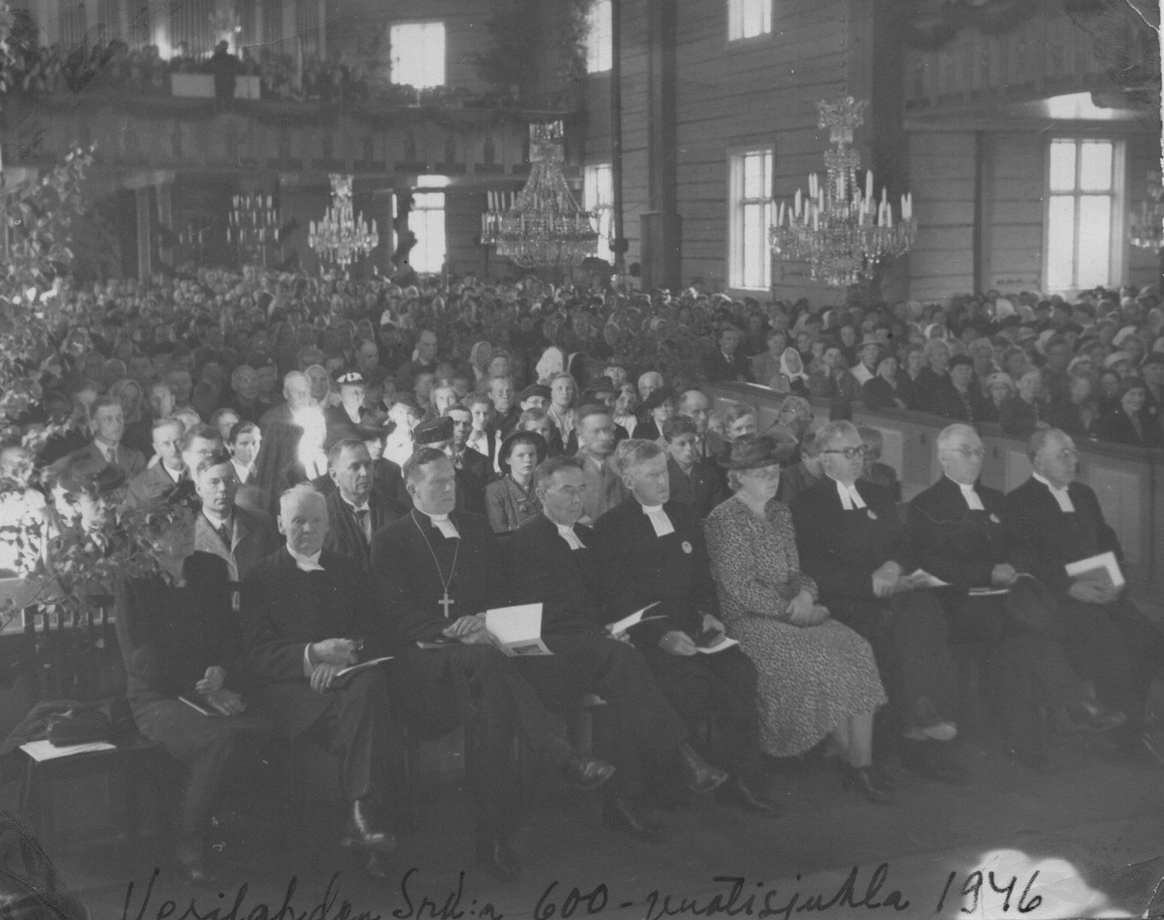 Vesilahden kirkossa on paljon väkeä juhlajumalanpalveluksessa vuonna 1946