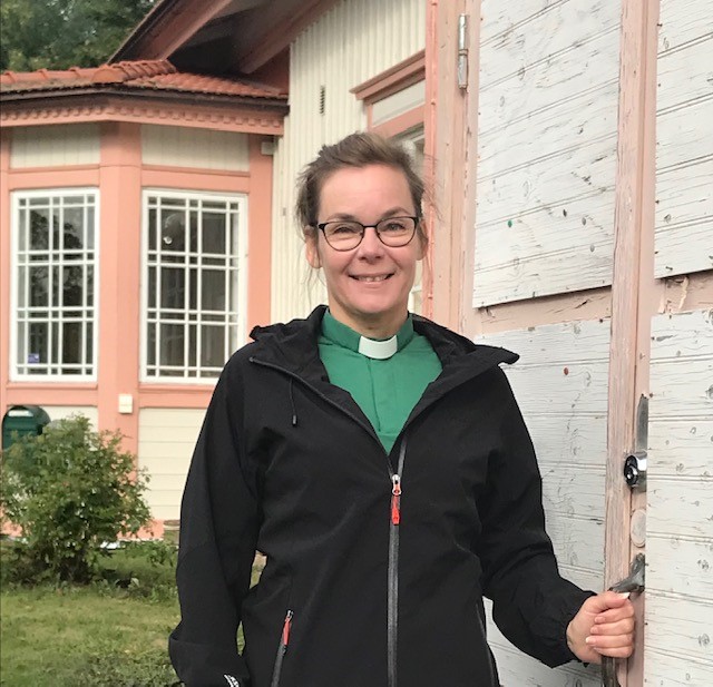 Vesilahden seurakunnan diakoni Minna Alajoki Vesilahden pappilan oven edessä