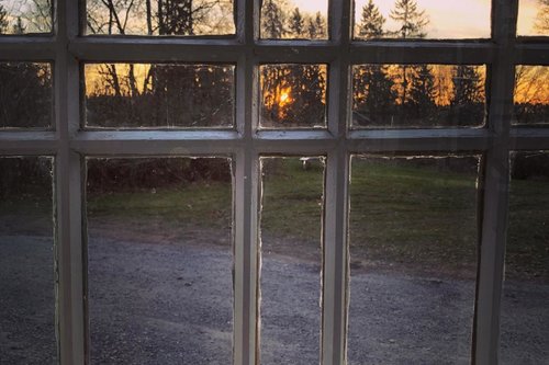 Aamunkajoa pappilan ikkunan läpi kuvattua.
