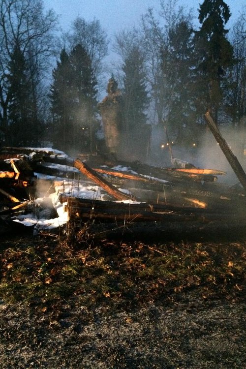 Savuavat taiteilijakodin rauniot pappilan pihalla.
