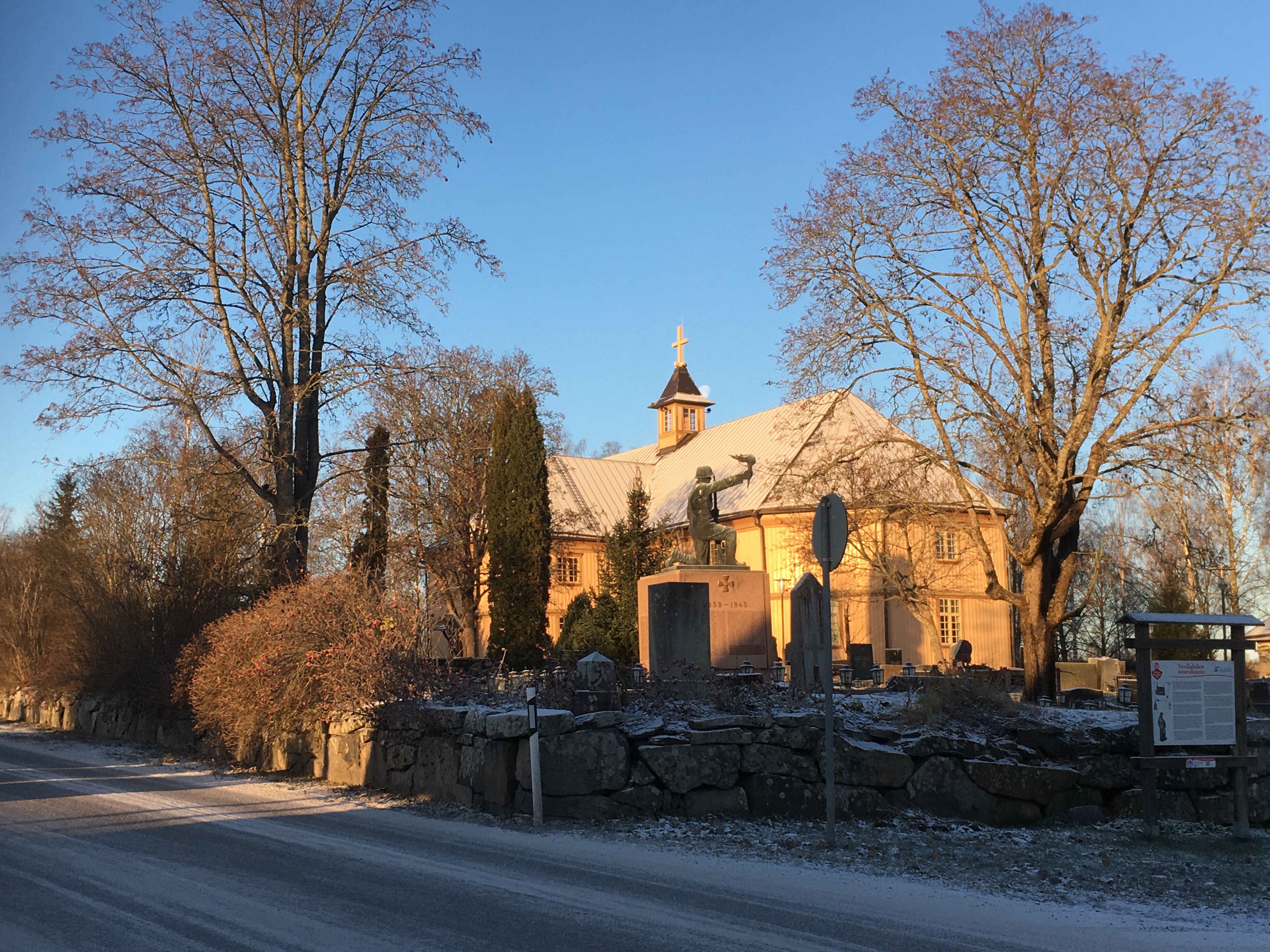 Kuva talvisesta Vesilahden kirkosta sankarihaudalta kohti kirkkoa.