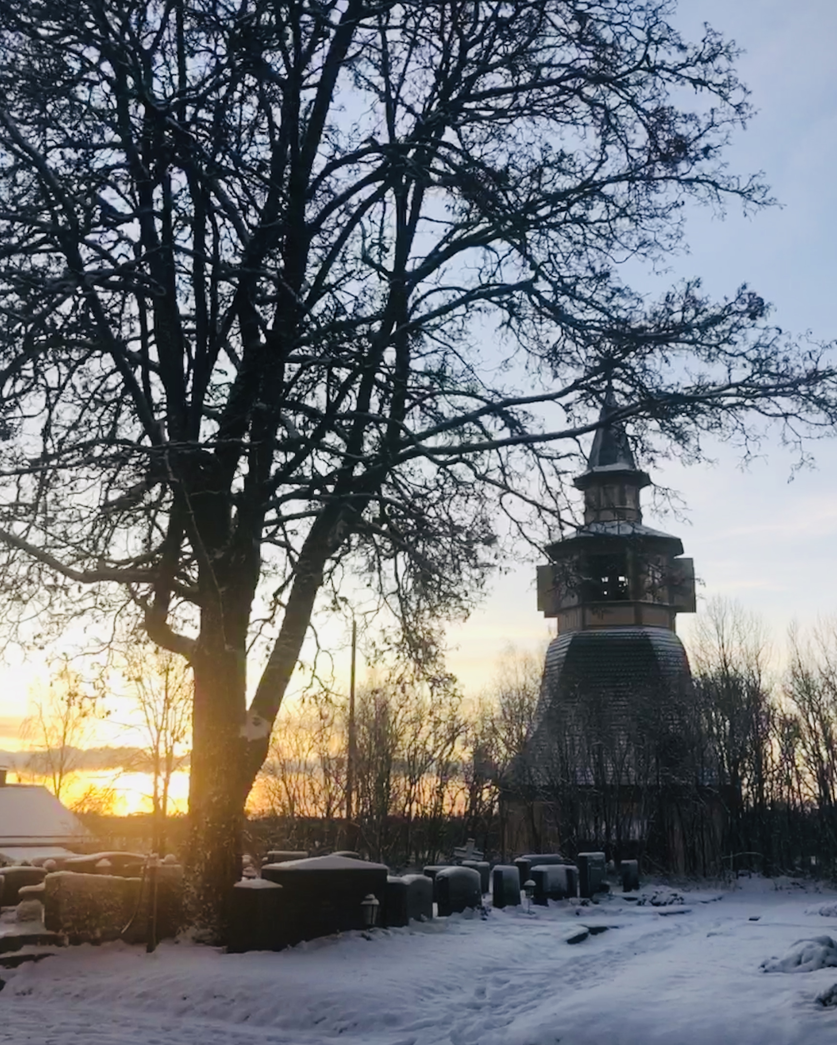 Näkymä Vesilahden hautausmaalta, jossa takana näkyy kirkon kellotapuli