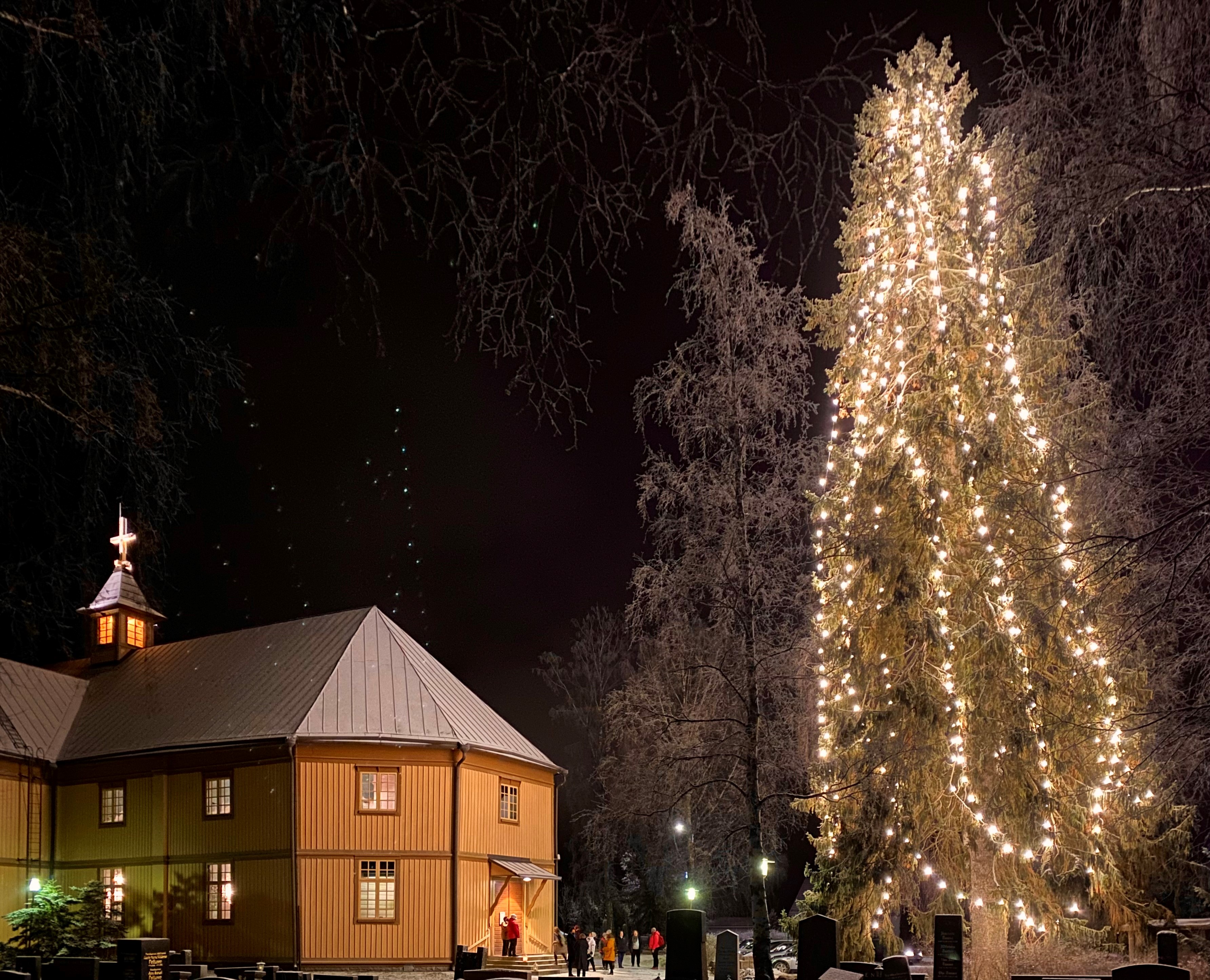 Vesilahden kirkko ja sen vieressä valaistu joulukuusi