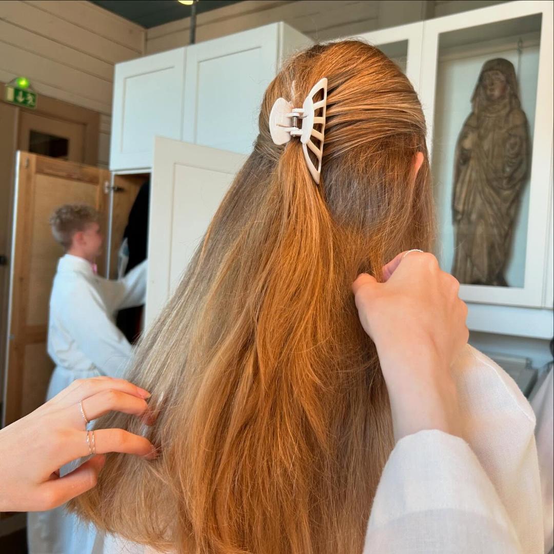 Hiusten laittaminen ennen konfirmaatiotilaisuutta