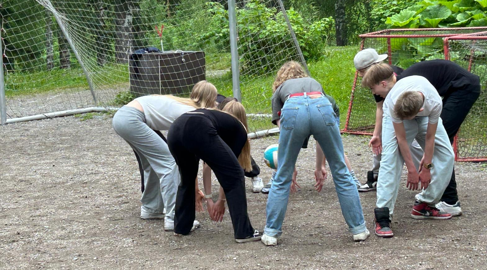 Pallopeli, missä ollaan ringissä, jalat yhdessä.