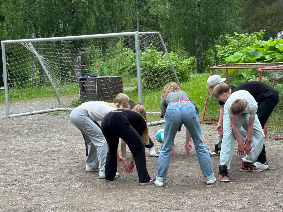 Pallopelin pelaaminen ringissä.
