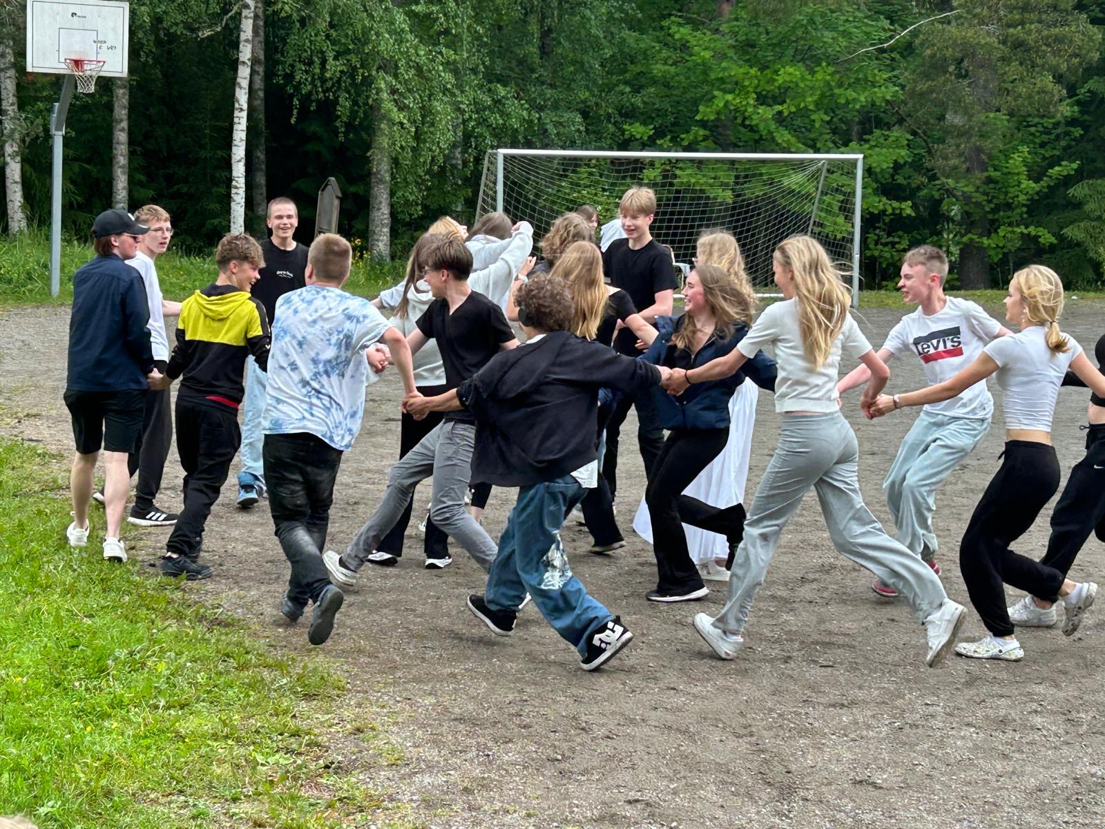Nuoret pelaamassa ryhmähippaa isossa piirissä.